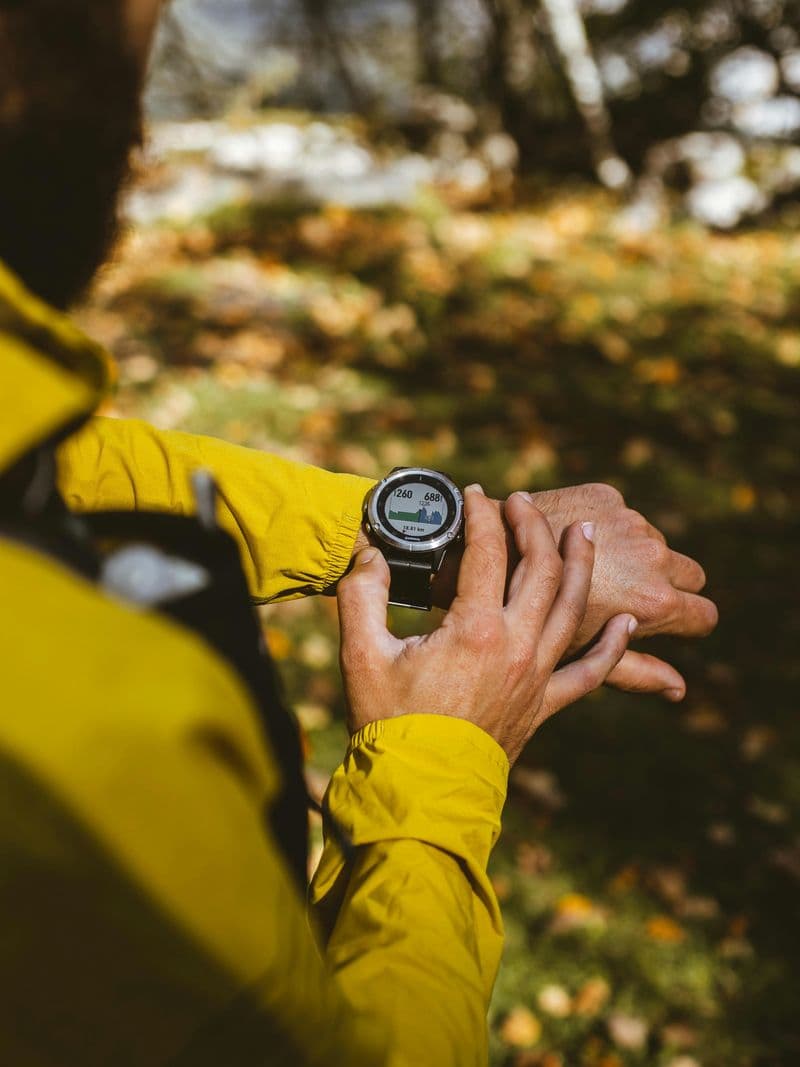 PHOTO — MONTRE CONNECTÉE AU POIGNET EN EXTÉRIEUR